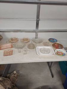 lot 4038 image: Depression Glass Dinnerware Collection
