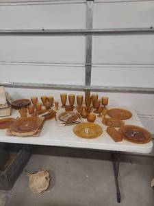 lot 4066 image: Amber Tiara Sandwich Glass Dinnerware Set