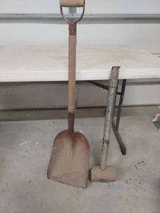 lot 4083 image: Wood Handle Garden Shovel and Sledgehammer