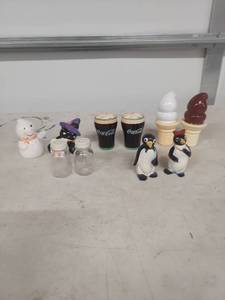 lot 4095 image: Novelty Salt and Pepper Shaker Collection