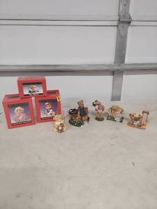 lot 4097 image: Gift Collection Bear Figurine Set