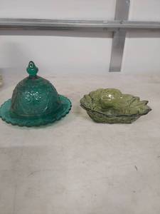 lot 4098 image: Pressed Glass Butter Dish and Berry Bowl Set