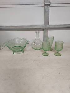 lot 4100 image: Green Depression Glass Sunflower Pattern Set