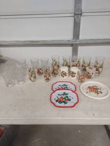 lot 4110 image: Strawberry Pattern Glassware and Serving Set