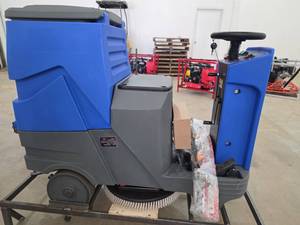 lot 2485 image: Starvox VOL-650 Ride-On Floor Scrubber