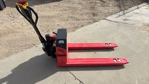 lot 2803 image: SDLANCH Electric Pallet Jack - Model SDLEPT 46�� Forks