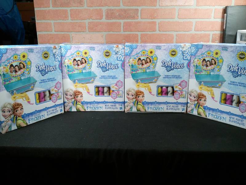 lot 38 image: Disney Frozen Playdoh Doh-Vinci Vanity Frame Kit