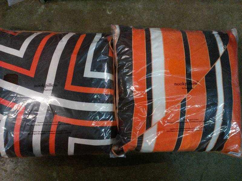 lot 109 image: Nook Pillows