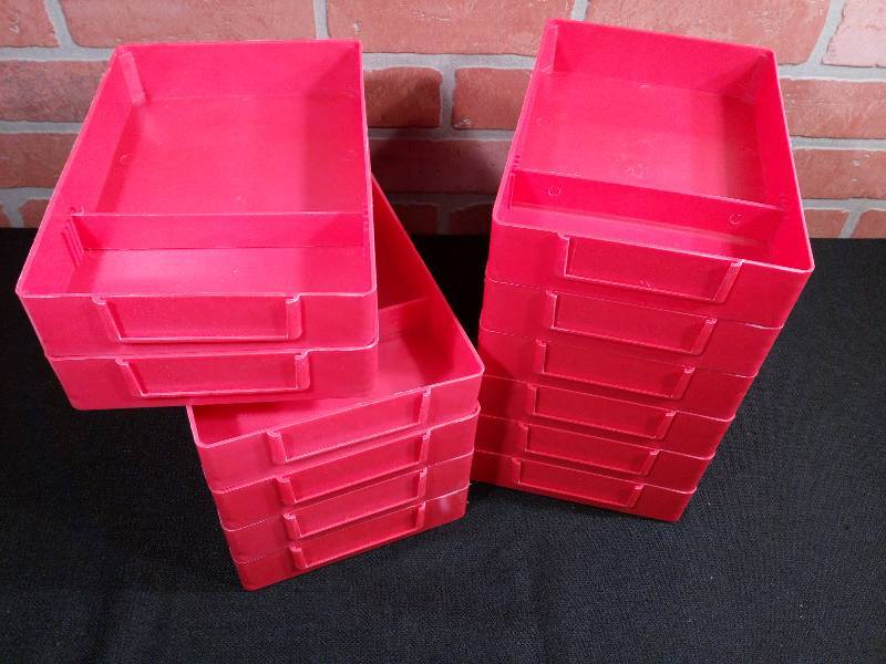 lot 195 image: Stackable Trays - Lightweight
