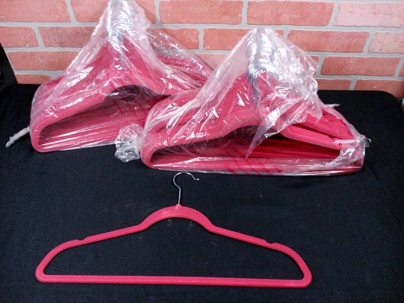 lot 203 image: Closet Complete Velvet Non-Slip Hangers