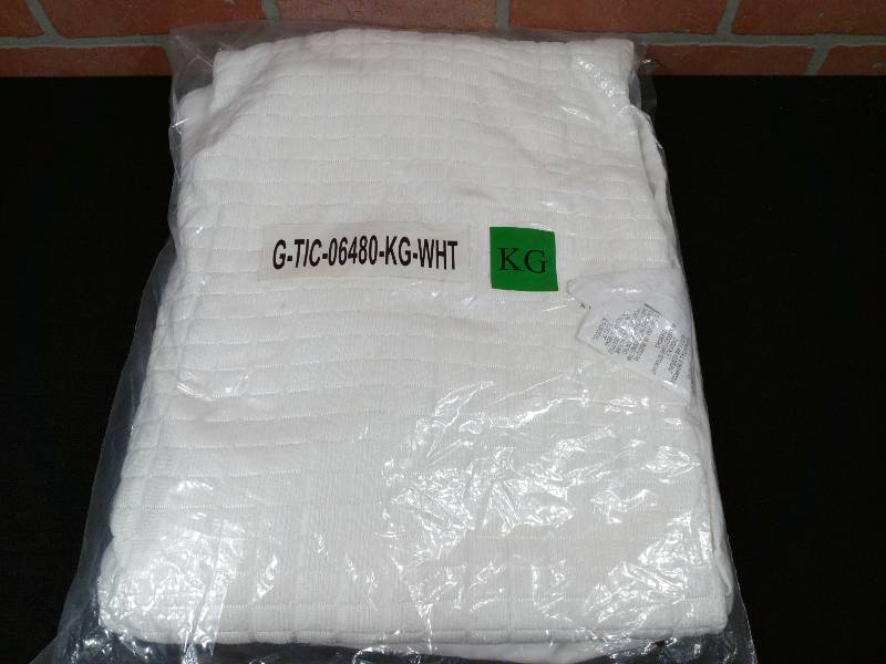 lot 207 image: King Fitted Mattress Topper Pad