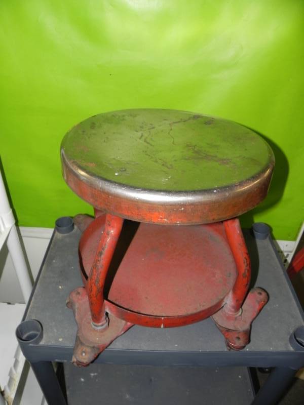 Milwaukee rolling shop discount stool