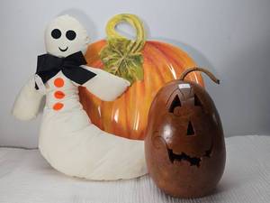 lot 32 image: Halloween Decoration Set - Pumpkin Plate, Ghost & Jack-o-lantern