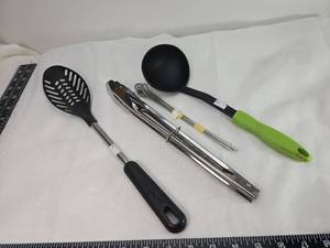lot 86 image: Kitchen Utensil Set with Tongs and Ladle