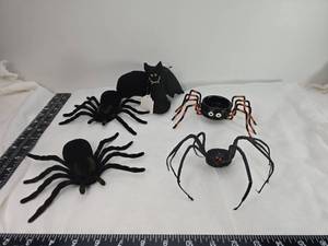 lot 90 image: Halloween Spider Tea Light Holders