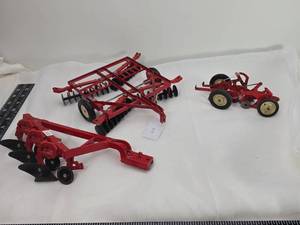 lot 104 image: Red Metal Farm Disc Harrow Implement Toy