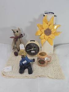 lot 112 image: Spartus Alarm Clock with Decorative Items
