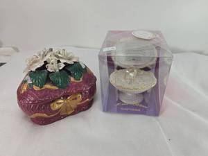 lot 125 image: Decorative Heart Box with White Roses