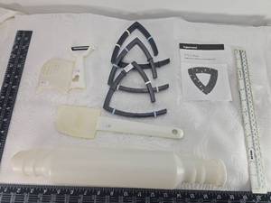lot 138 image: Tupperware 3-N-1 Trivet Set with Kitchen Tools