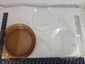 lot 140 image: Pyrex Vision pie plates set of 3