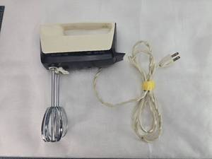 lot 142 image: General Electric Hand Mixer Model D1M44
