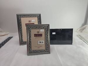 lot 164 image: Burnes Jamestown Picture Frame Set