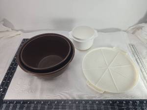 lot 169 image: Pyrex Mixing Bowl Set and strainer