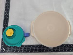lot 172 image: Tupperware Bowl with Lid and Steam Vent