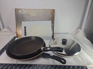 lot 178 image: Skillet Set with Lids & cutting boards