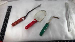 lot 182 image: Set of 3 Putty Knives with Plastic Handles