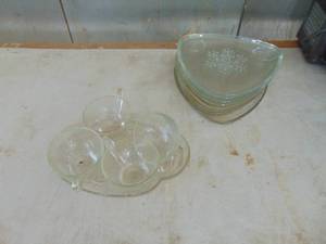 lot 1780 image: Anchor Hocking Teardrop Snack Trays