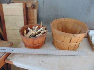 lot 1793 image: 12 and 14 Bushell Baskets with Plate Stands