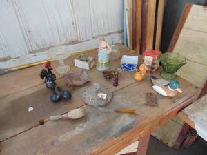 lot 1795 image: Selection of Decor Pieces - Black Chicken