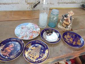 lot 1806 image: Decor Plates - Mason Jar - Vase with Clear Glass Pebbles