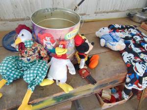 lot 1807 image: Selection of Beanie Babies and Small Stuffed Toys in Tin