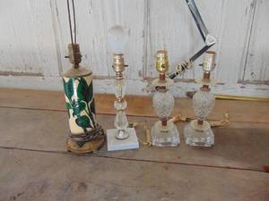 lot 1810 image: 4 Small Lamps - BedsideDesk