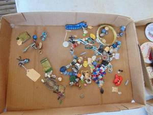 lot 1852 image: Costume Jewelry selection - beads as well in this selection