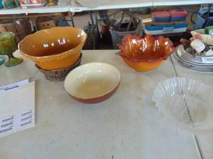 lot 1862 image: 3 Decor Bowls - 1 in Cast Base