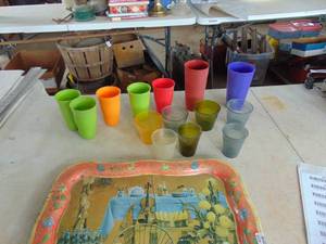 lot 1872 image: Tupperware tumblers and serving tray