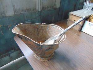 lot 1877 image: Ash bucket and shovel