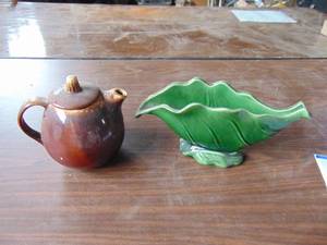lot 1906 image: Hull Teapot and Planter