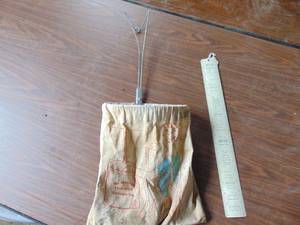 lot 1908 image: Vintage Clothes Pin Bag