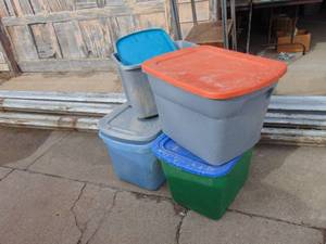 lot 4000 image: 4 Tubs - Mismatched Lids-  may not fit correctly