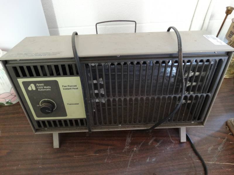lot 7556 image: Arvin 1320 watts fan forced instant heat.