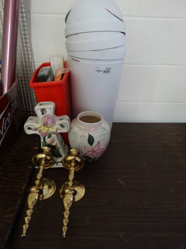 lot 7557 image: Home decor, 2 small trash cans, & napkins.
