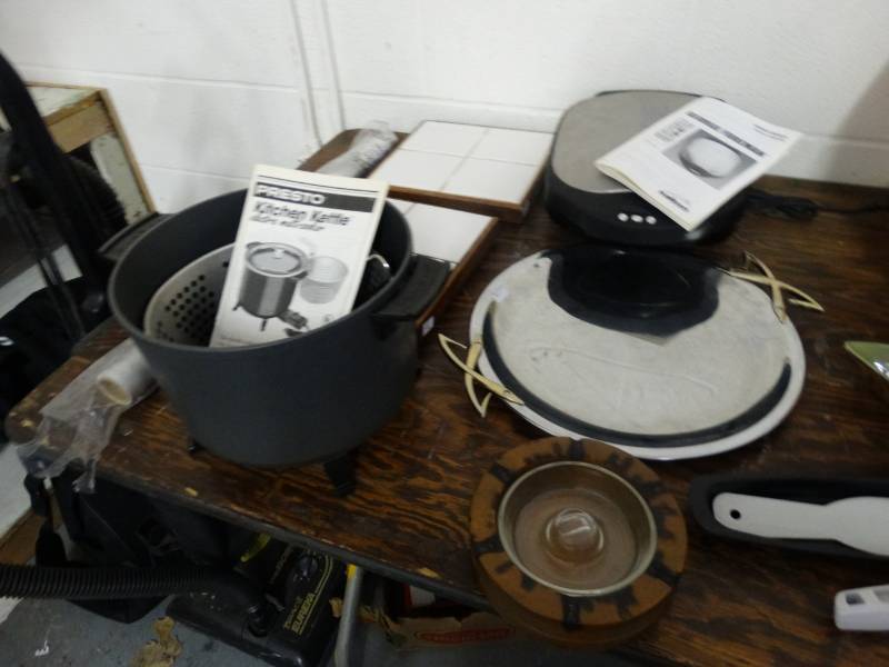lot 7564 image: George foreman grilling machine, home decor, & more.