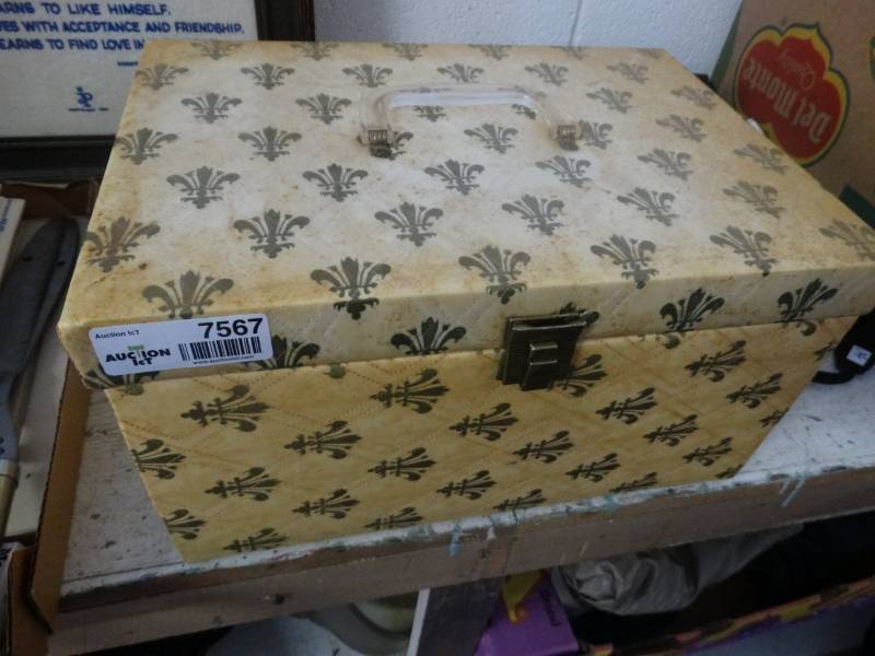 lot 7567 image: Beauty box wlatch.