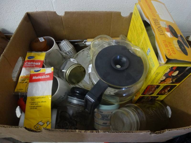 lot 7571 image: Lot of kitchen ware.
