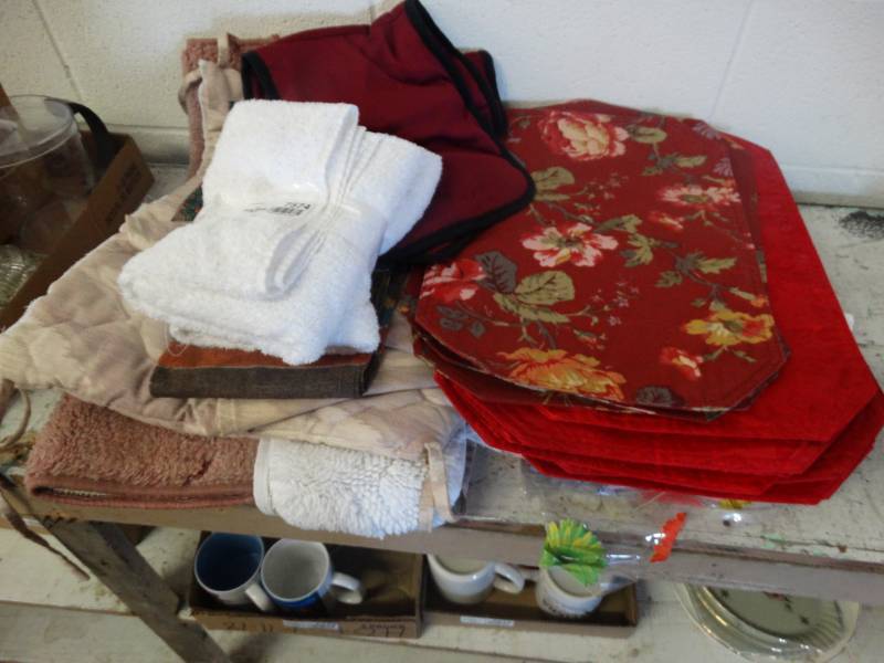 lot 7574 image: Lot of towels, table mats, bathroom mats & more.