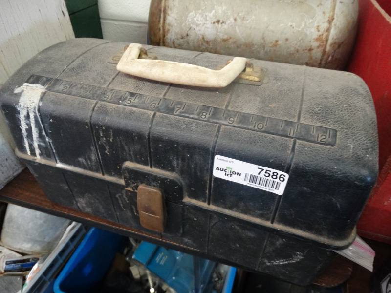 lot 7586 image: Tool box wcontents.